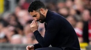 Plester Misterius Amorim: Lebih Viral dari Tiket Final MU!