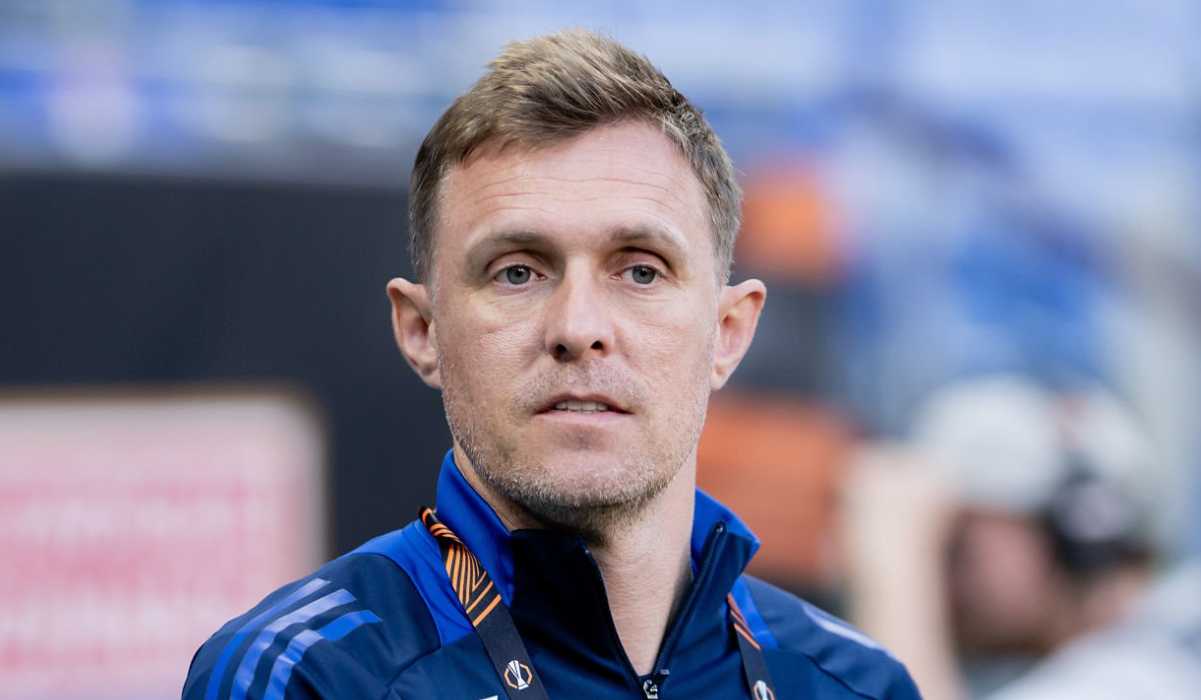 SportsZam - Bruno Fernandes menunjukkan dukungannya penuh kepada Darren Fletcher yang baru saja ditunjuk sebagai manajer tim U-18 Manchester United. Pujian terbuka dari sang gelandang asal Portugal itu menegaskan keyakinannya bahwa Fletcher adalah sosok yang tepat untuk membimbing para pemain muda akademi meraih kesuksesan.