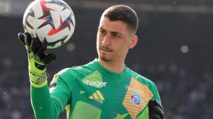 Villa Incar Kiper Chelsea:  Gantikan Martinez?