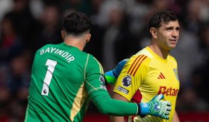 Emi Martinez Gagal ke MU? Villa Pasang Badan!