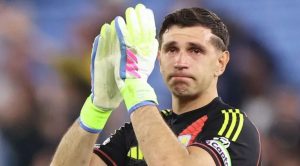 Martinez Gigit Jari!  Harapan ke MU Pupus!