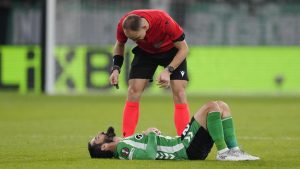 Tragis! Amrabat 'Sleding' Isco, Dua Pilar Betis Tumbang