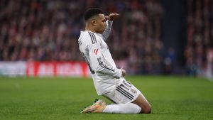 SportsZam - Kylian Mbappe kembali menunjukkan kelasnya sebagai salah satu pemain terbaik dunia. Penyerang Real Madrid itu menjadi mimpi buruk bagi Athletic Bilbao dalam lanjutan La Liga, Kamis (4/12/2025) dini hari WIB, di San Mames. Mbappe mencetak dua gol spektakuler dan satu assist, membawa Los Blancos menang telak 3-0.