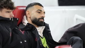 Ucapkan selamat datang di dunia sepak bola, di mana drama tak pernah berhenti! Kali ini, sorotan tertuju pada Mohamed Salah, sang megabintang Liverpool, yang baru-baru ini membuat gelombang kontroversi dengan komentarnya yang blak-blakan. Namun, dalam sebuah plot twist yang menyejukkan, "Si Raja Mesir" dikabarkan telah meminta maaf kepada rekan-rekan setimnya.