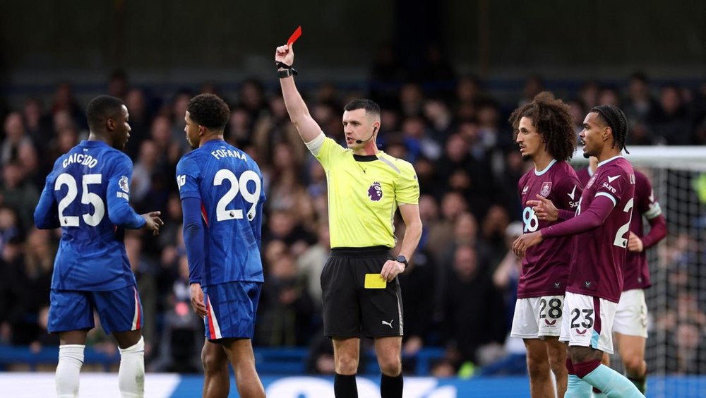 SportsZam - Chelsea kembali menunjukkan inkonsistensi mereka di Stamford Bridge, Sabtu (21/2/2026), saat ditahan imbang Burnley 1-1. Sempat unggul cepat melalui gol Joao Pedro di menit ke-4, The Blues justru kehilangan fokus dan harus bermain dengan 10 orang setelah Wesley Fofana diganjar kartu merah di menit ke-72. Gol telat Zian Flemming di masa injury time memastikan satu poin untuk Burnley, membuat Chelsea harus puas berbagi angka.