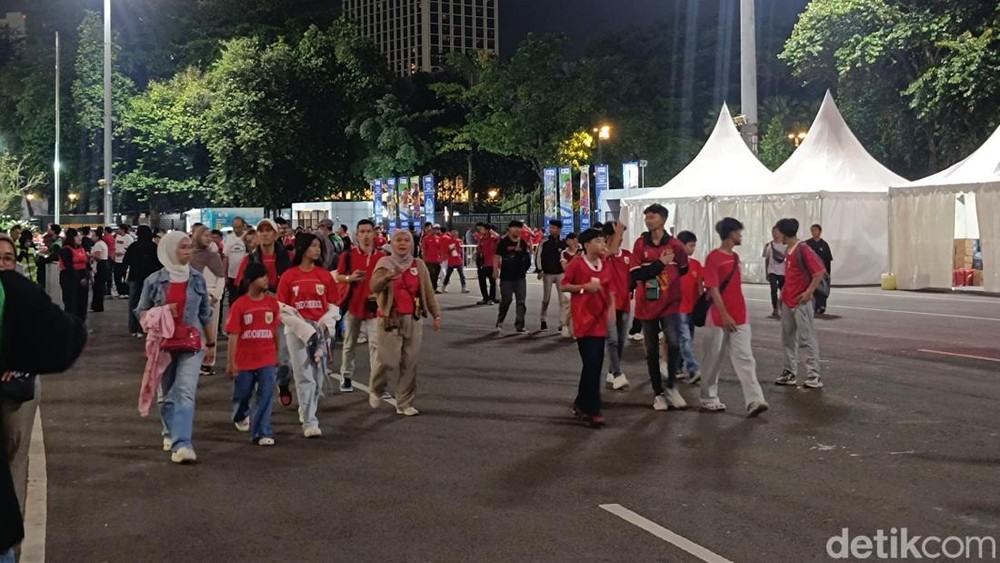 SportsZam - Gelora Bung Karno (GBK) bergemuruh! Ribuan suporter Timnas Indonesia tumpah ruah, memadati stadion kebanggaan untuk menyaksikan laga perdana Garuda di FIFA Series melawan Saint Kitts and Nevis. Antusiasme menyambut era baru di bawah komando pelatih John Herdman begitu terasa, Jumat (27/3/2026).