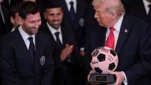 Messi Lebih Hebat dari Pele? Trump Bikin Pernyataan Kontroversial!