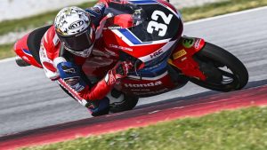 Pecah Telur! Kiandra Ramadhipa Juara Moto3 Junior Portugal!