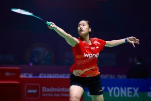 SportsZam - Arena bulutangkis Tokyo Metropolitan Gymnasium kembali memanas pada Rabu (15/7) saat Japan Open 2026 memasuki babak 32 besar. Tiga wakil Merah Putih serentak berjuang memperebutkan tiket ke babak 16 besar, menyajikan drama dan ketegangan yang memukau. Dari tiga amunisi yang diturunkan, dua di antaranya berhasil melangkah gagah, sementara satu pasangan harus mengakhiri perjalanan lebih awal di turnamen bergengsi ini. Moh. Zaki Ubaidillah, yang akrab disapa Ubed, dan Putri Kusuma Wardani (Putri KW) sukses mengamankan tempat di babak selanjutnya, sedangkan pasangan ganda putri Rachel Allessya Rose/Febi Setianingrum harus mengakui keunggulan lawan mereka.