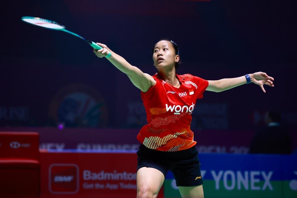 SportsZam - Arena bulutangkis Tokyo Metropolitan Gymnasium kembali memanas pada Rabu (15/7) saat Japan Open 2026 memasuki babak 32 besar. Tiga wakil Merah Putih serentak berjuang memperebutkan tiket ke babak 16 besar, menyajikan drama dan ketegangan yang memukau. Dari tiga amunisi yang diturunkan, dua di antaranya berhasil melangkah gagah, sementara satu pasangan harus mengakhiri perjalanan lebih awal di turnamen bergengsi ini. Moh. Zaki Ubaidillah, yang akrab disapa Ubed, dan Putri Kusuma Wardani (Putri KW) sukses mengamankan tempat di babak selanjutnya, sedangkan pasangan ganda putri Rachel Allessya Rose/Febi Setianingrum harus mengakui keunggulan lawan mereka.