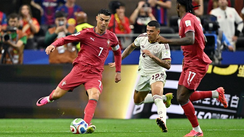Kontroversi Martinez: Ronaldo Tak Terganti, Apa Alasannya? 1 Kontroversi Martinez: Ronaldo Tak Terganti, Apa Alasannya?