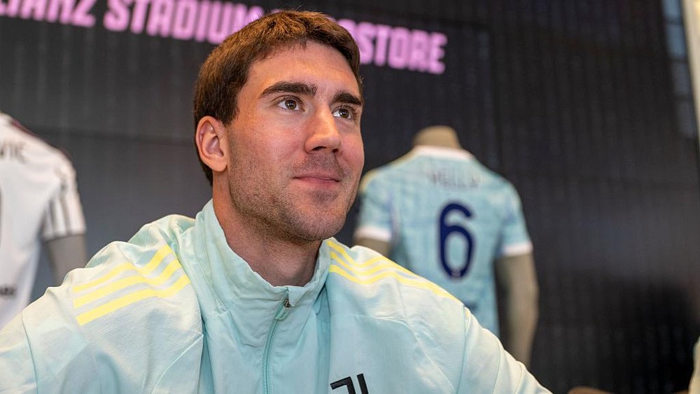 SportsZam - Dusan Vlahovic, penyerang tajam yang kini berstatus bebas transfer, dikabarkan tengah mempertimbangkan tawaran serius dari klub raksasa Turki, Besiktas. Ini menjadi kejutan besar setelah sebelumnya ia santer dikaitkan dengan klub-klub top di lima liga elite Eropa. Situasi ini mirip dengan bintang Mesir, Mohamed Salah, yang baru-baru ini juga memilih Liga Turki bersama Trabzonspor. Akankah Vlahovic menyusul jejaknya? 1 SportsZam - Dusan Vlahovic, penyerang tajam yang kini berstatus bebas transfer, dikabarkan tengah mempertimbangkan tawaran serius dari klub raksasa Turki, Besiktas. Ini menjadi kejutan besar setelah sebelumnya ia santer dikaitkan dengan klub-klub top di lima liga elite Eropa. Situasi ini mirip dengan bintang Mesir, Mohamed Salah, yang baru-baru ini juga memilih Liga Turki bersama Trabzonspor. Akankah Vlahovic menyusul jejaknya?