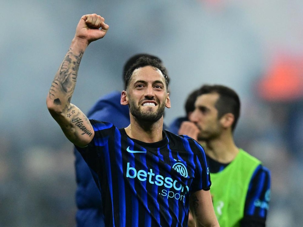 Hakan Calhanoglu Buka Suara: Hati Tetap Biru Hitam! 1 Hakan Calhanoglu Buka Suara: Hati Tetap Biru Hitam!