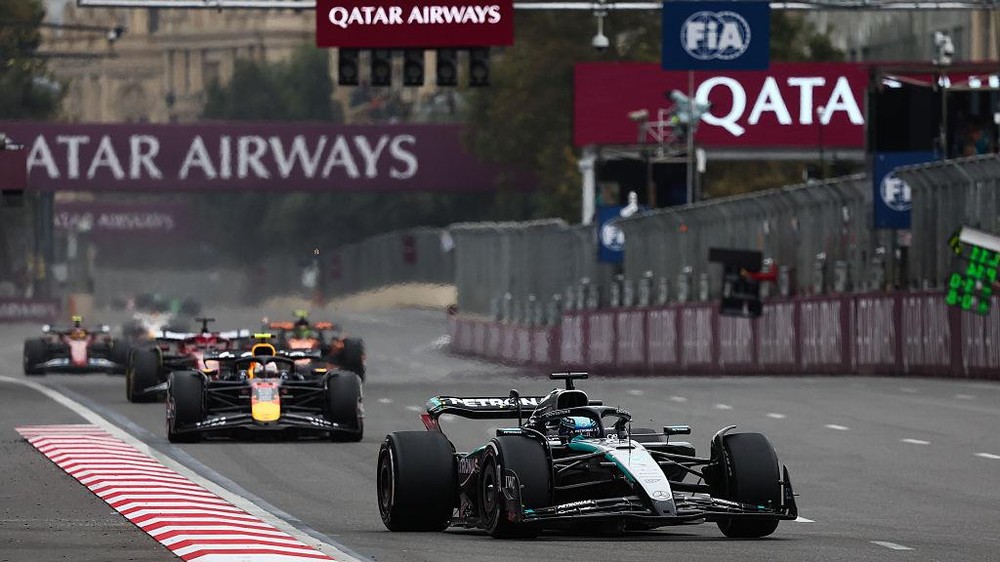 Russell Gemparkan Baku! Verstappen Gigit Jari di F1 Azerbaijan 1 Russell Gemparkan Baku! Verstappen Gigit Jari di F1 Azerbaijan