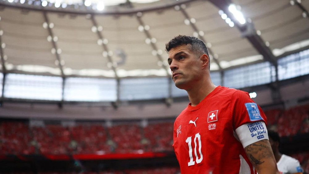 Penyesalan Xhaka: Dulu Tak Percaya Vaksin, Kini Terjerat! 1 Penyesalan Xhaka: Dulu Tak Percaya Vaksin, Kini Terjerat!
