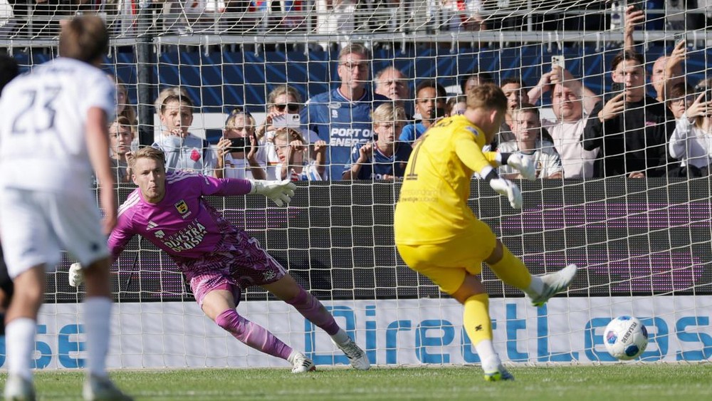 Anak Ronald Koeman Bikin Sejarah di Eredivisie: Main Jadi Kiper, Cetak 2 Gol!