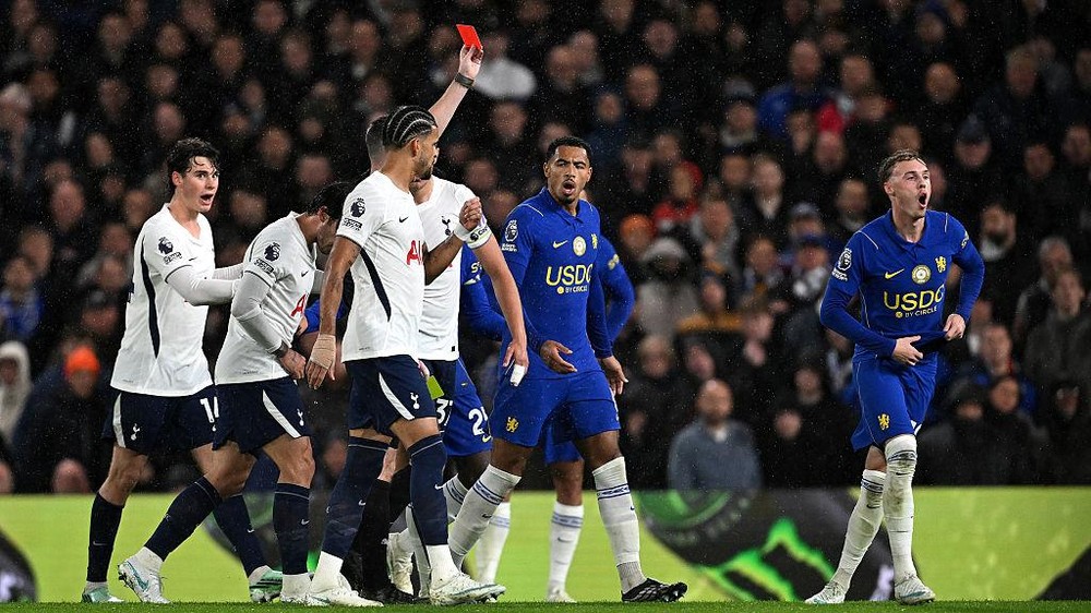 Chelsea Terpuruk: Hobi Koleksi Kartu Merah!