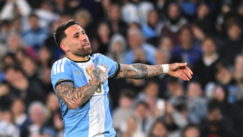 Akhir Era! Otamendi Resmi Gantung Sepatu